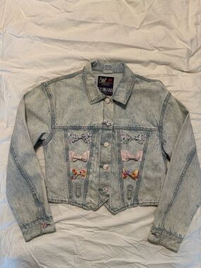 VTG F.T. Brand Light Wash Jean Jacket with Floral & Bow Accents Size M